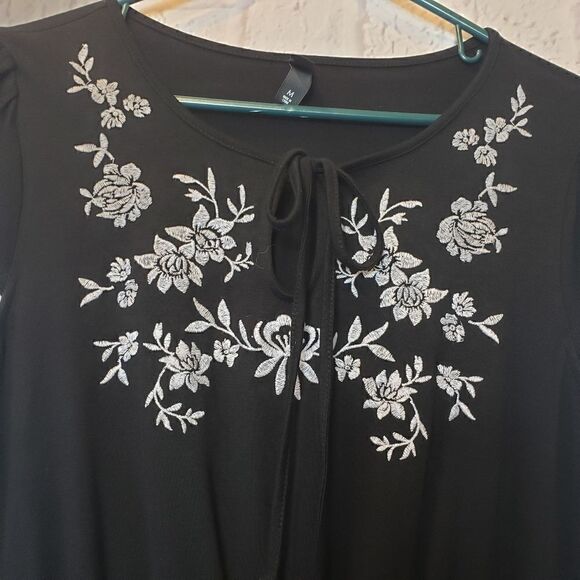 ALYA Cap Sleeve Popover Floral Embroidered Dress - Picture 4 of 9